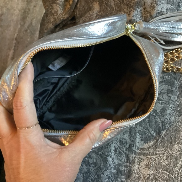 Victoria Secret silver wig tassel crossbody bag with chain - Picture 4 of 4